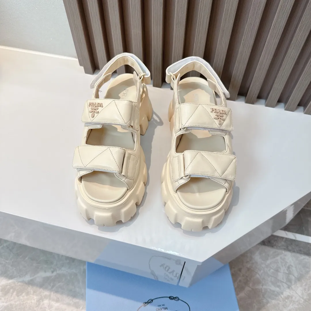 👟👟Ex-factory price 520👟👟 Prada 2024 new summer sandals series Thick-soled sandals This is a must-have for summer. It feels soft and delicate on the feet and is extremely comfortable. You can match it as you like. Original molded midsole. Original foaming technology tooth outsole, size 35-41.
